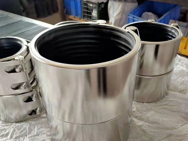 What are the effects of different installation environments on the stainless steel straub clamp