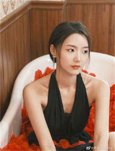 美女光溜溜的爆笑视频/国产莉萝无码AV在线播放